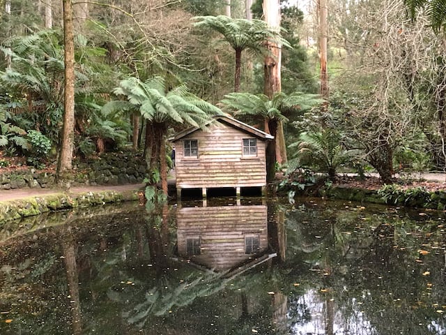 Alfred Nicholas Gardens Boathouse