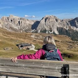 Women Solo Traveller hiking the Dolomites