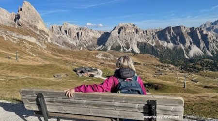 Women Solo Traveller hiking the Dolomites