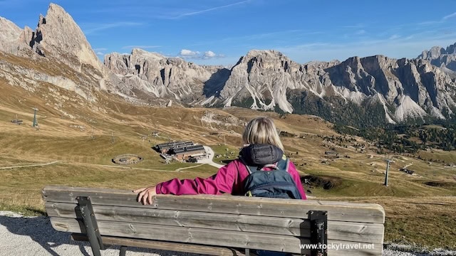 Women Solo Traveller hiking the Dolomites